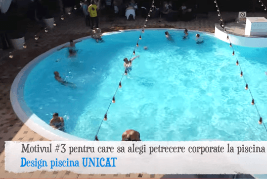 O piscină rotundă cu oameni înotând în ea, lumini deasupra. Text: Motivul #3 pentru care să alegi petrecere la piscină. Design piscină UNICAT.