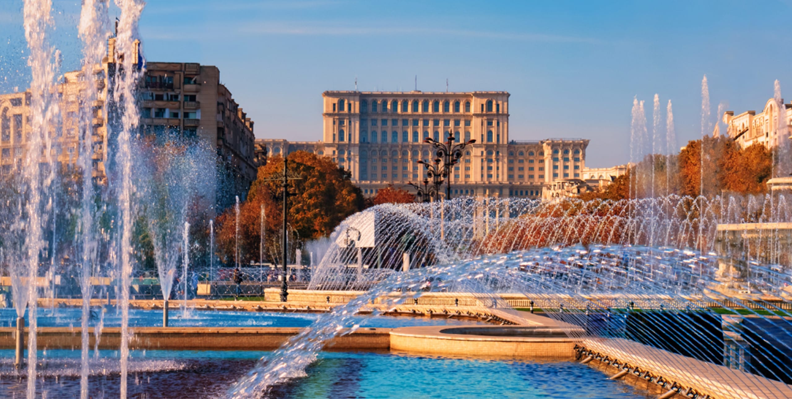Fântâni spre Palatul Parlamentului din București, într-o zi însorită.