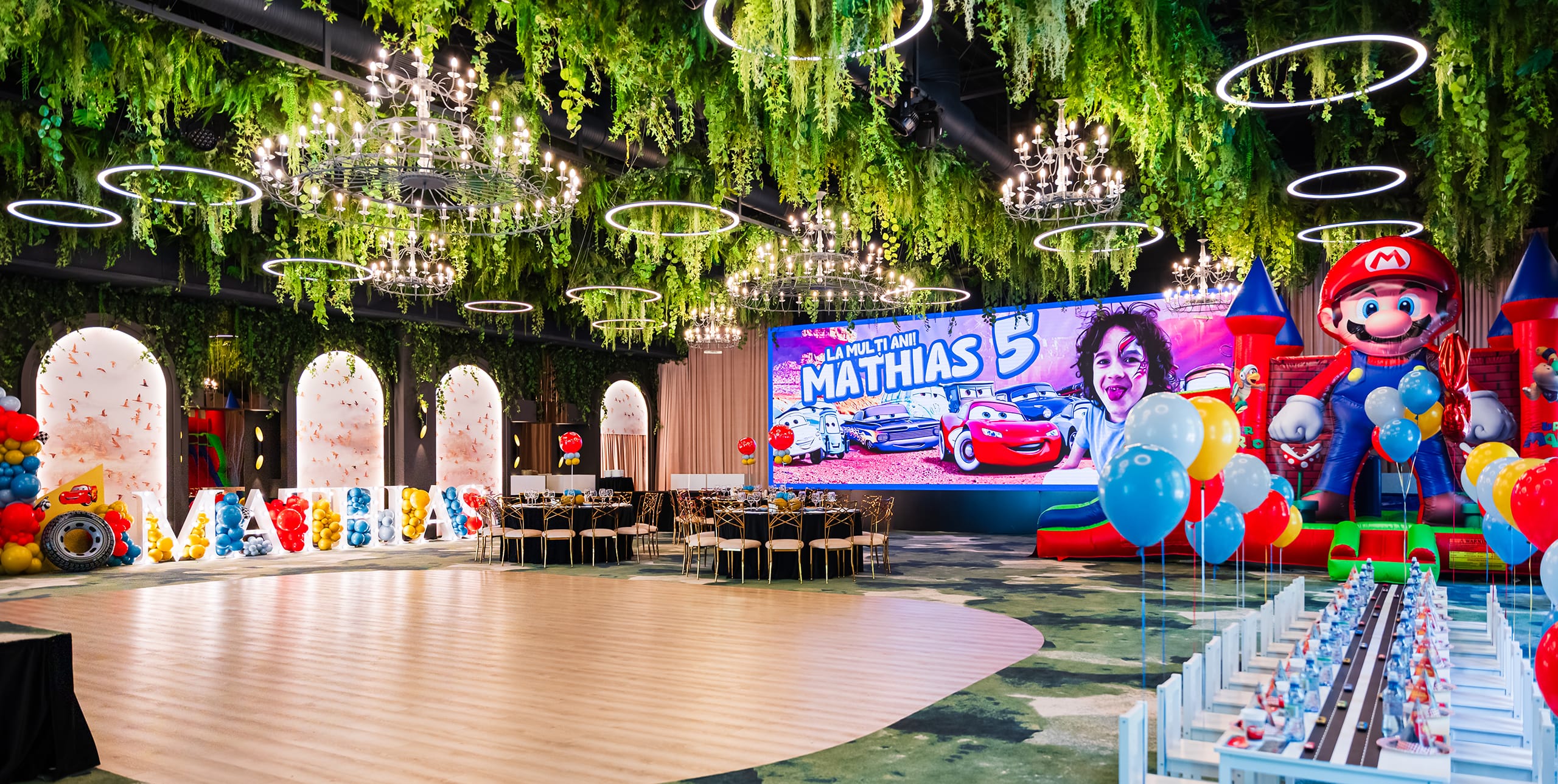 Interiorul luxos al petrecerii aniversare de 5 ani a lui Mathias are decorațiuni Cars și Mario.