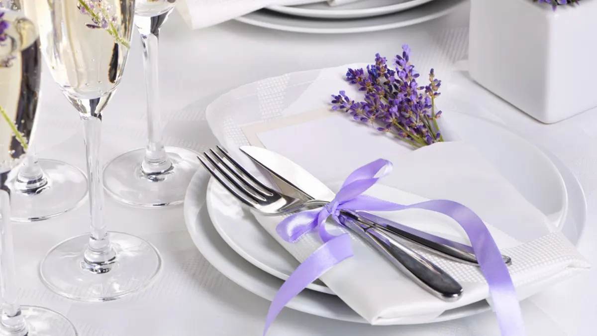 masa cu decor purpuriu pentru celebrarea nuntii de ametist