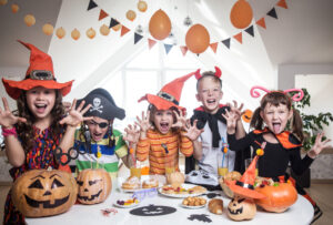 copii costumati pentru petrecerea de Halloween