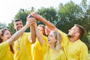 O echipă participând la activități de teambuilding în aer liber