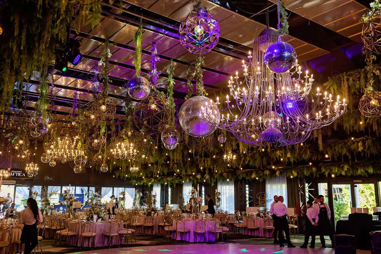 Salon de nuntă Forest cu decor natural și ospătari - Domeniile Săftica