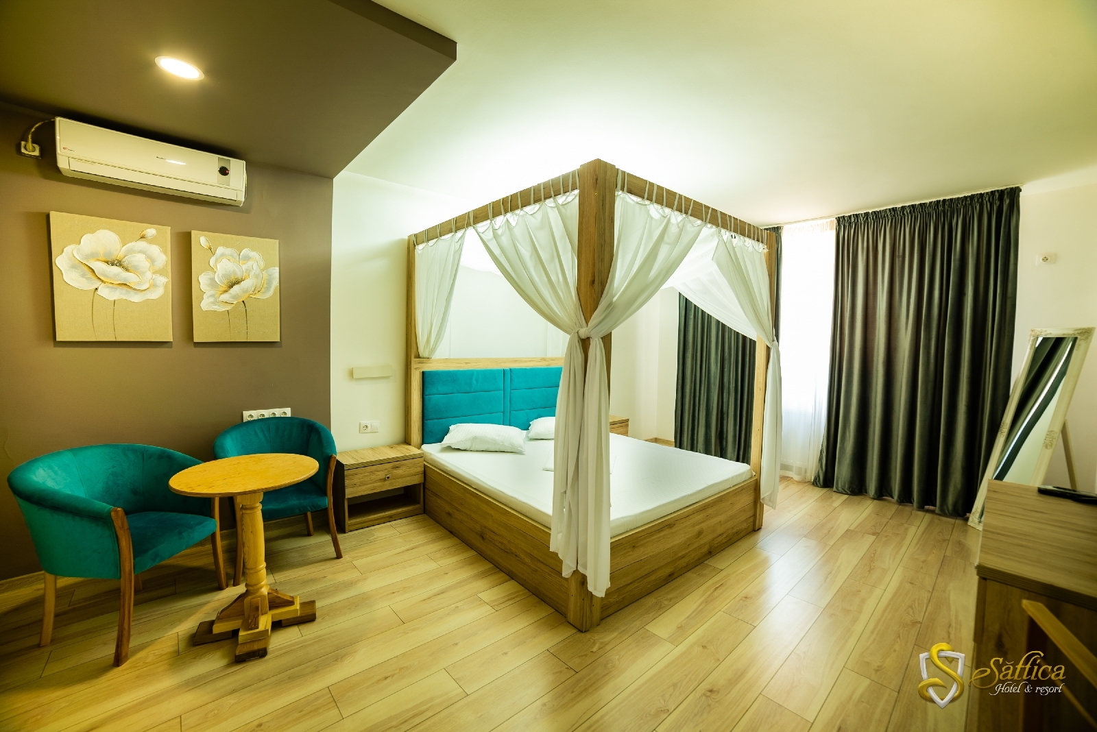 camera cu baldachin Hotel Săftica 