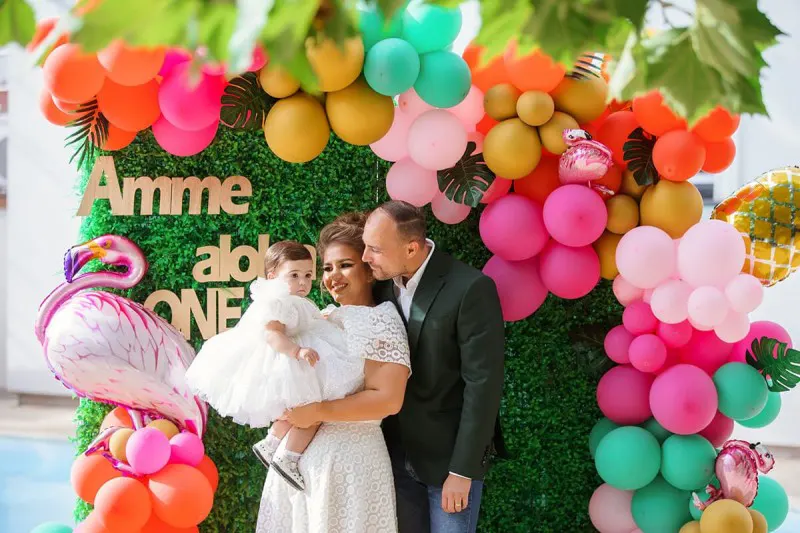 familie cu copil langa photocorner cu baloane 