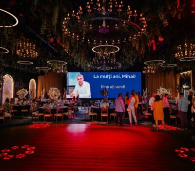 Interior decorat luxos pentru o sărbătoare. Ecran cu "La mulți ani, Mihai! Bine ați venit!".