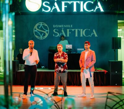Eveniment la Domeniile Șăftica, cu trei bărbați în prim plan. Text: "SAFTICA", "DOMENIILE SAFTICA".