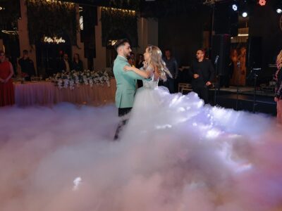 Un cuplu dansează în ceață cu textul „Better Together” în fundal.