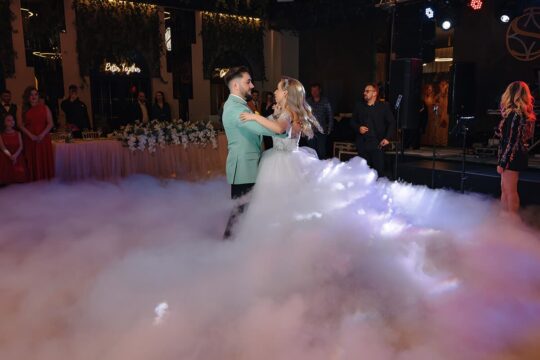 Un cuplu dansează în ceață cu textul „Better Together” în fundal.