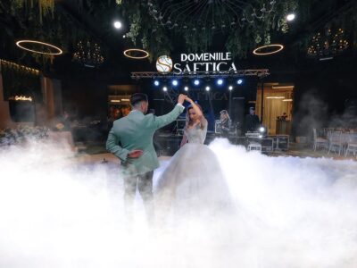 Un cuplu dansează la nunta lor la Domeniile Şaftica, înconjurat de ceață.