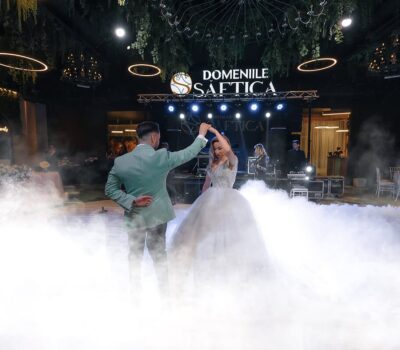 Un cuplu dansează la nunta lor la Domeniile Şaftica, înconjurat de ceață.