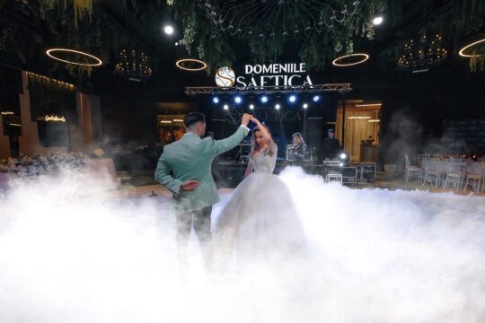 Un cuplu dansează la nunta lor la Domeniile Şaftica, înconjurat de ceață.