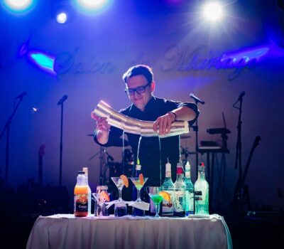 Un barman pregătește băuturi la "Salon de Mariage". Băuturi colorate, lumini albastre. Marca de apă "Cromatica".