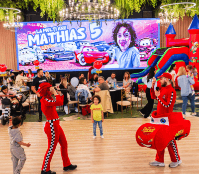 Petrecere aniversară cu banner "La mulți ani, Mathias 5", mascote, invitați și castel gonflabil.