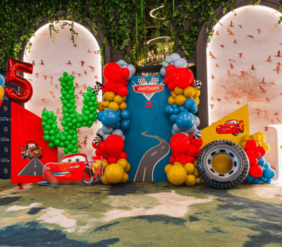 Decor de ziua de naștere "Cars" cu baloane, un cactus din baloane și "MATHIAS".