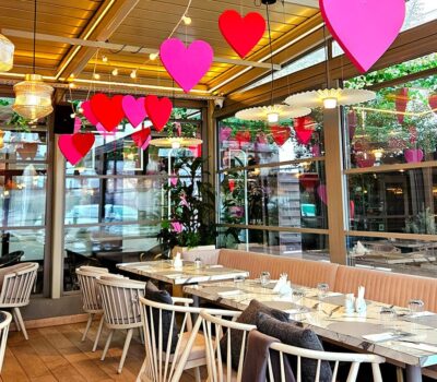 Interiorul unui restaurant decorat cu inimi suspendate roz și roșii pentru Ziua Îndrăgostiților.