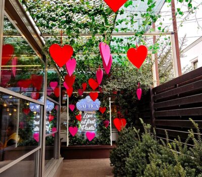 Exteriorul lui Saftica, decorat cu inimioare roz și roșii și cu cuvintele „Dragoste la prima pastă”.