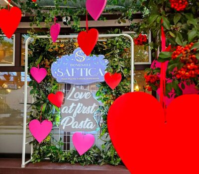 Decor romantic Domeniile Șaftica cu inimioare și text "Love at first Pasta".